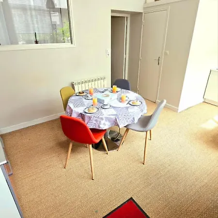 Centre Ville- Cour- Pkg Proximite Apartment *